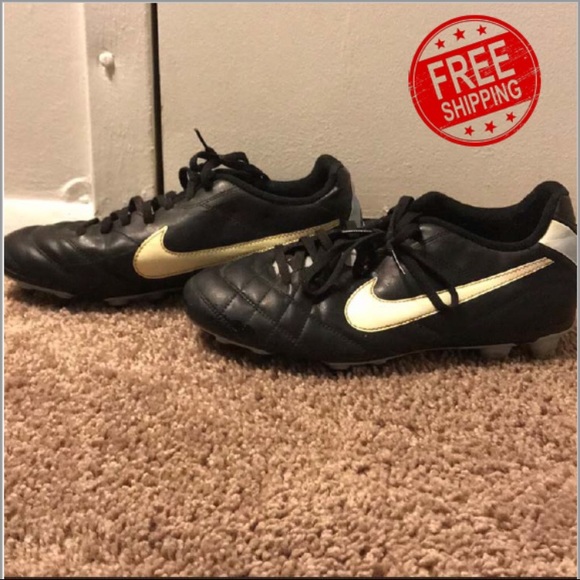 Women’s Nike Cleats - Picture 1 of 9